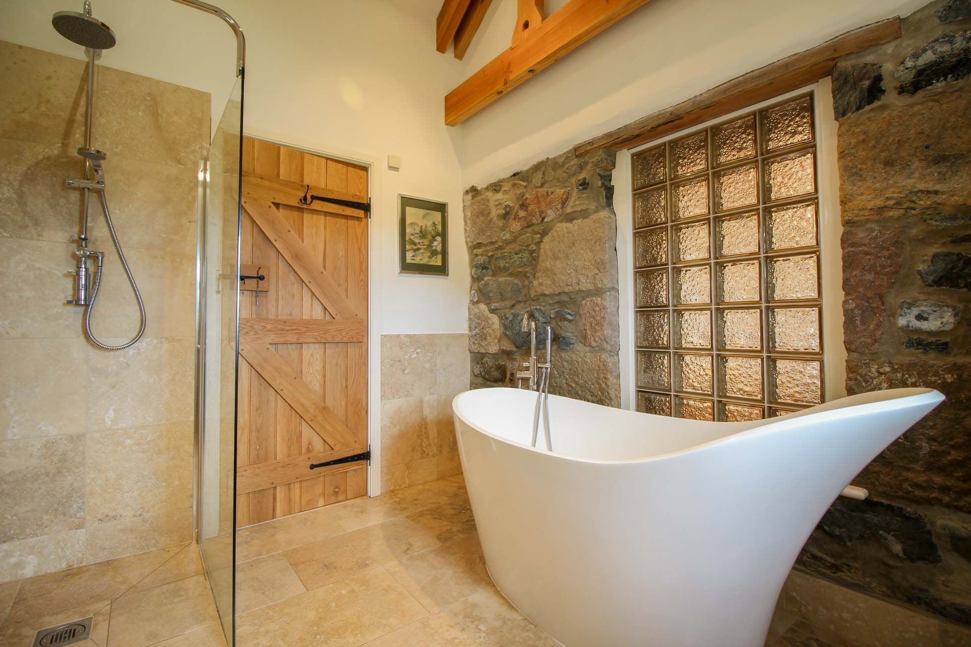 Deep-soaking bathtub