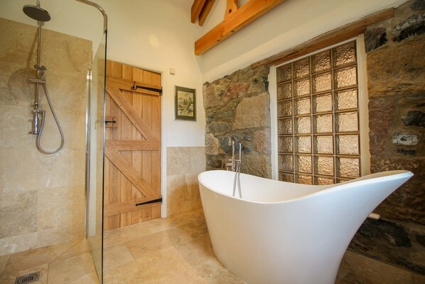 Deep soaking bathtub