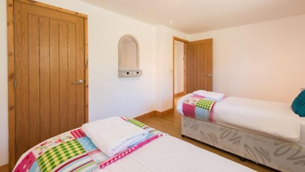 2 habitaciones, cunas gratuitas y wifi gratis 
