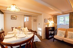 In-room dining - Lower Tamsquite (Bodmin)