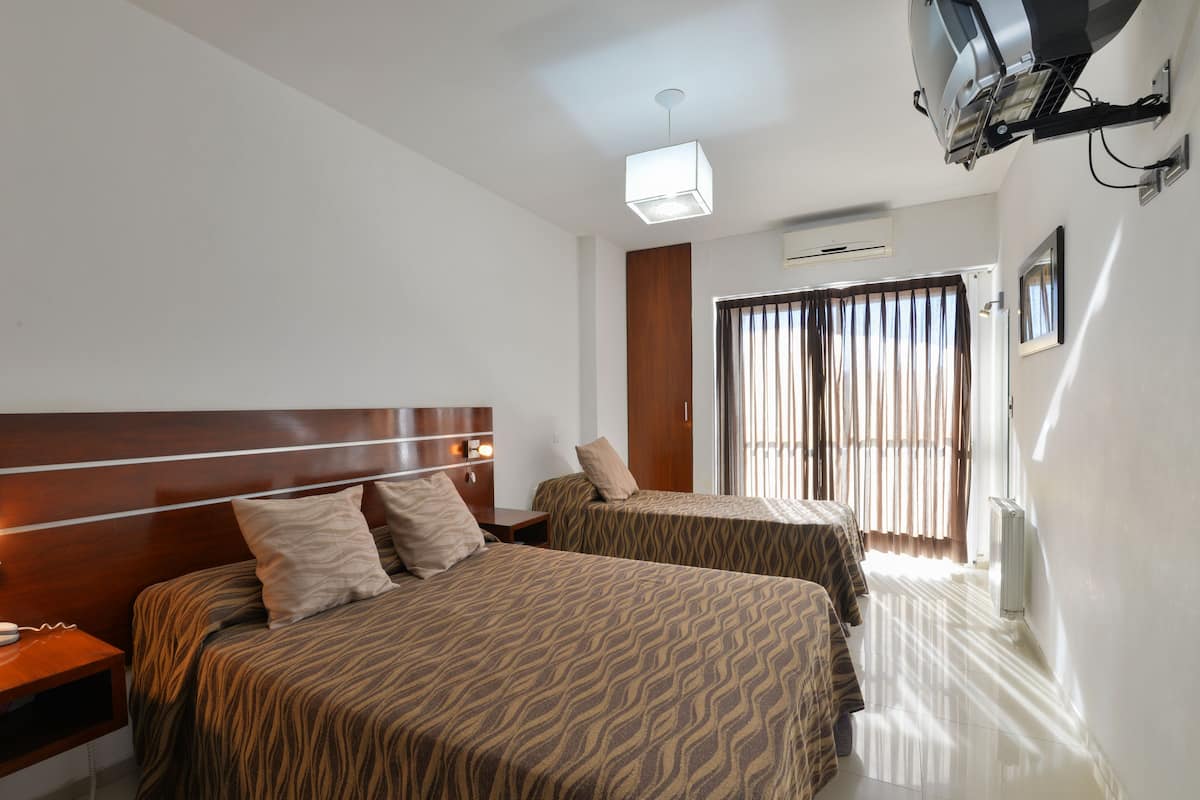 Minibar y caja de seguridad en la habitación