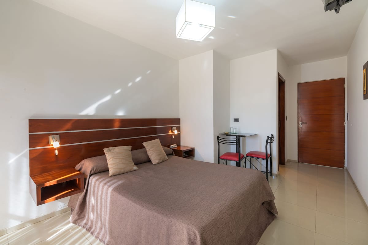 Minibar y caja de seguridad en la habitación