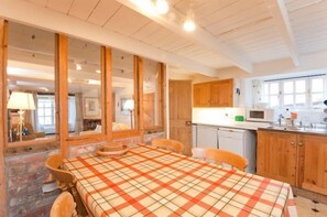 تناول الطعام داخل الغرفة