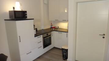 Apartamento ("Hannah" (incl Cleaning Fee)) | Cozinha privada | Geladeira, micro-ondas, fogão, cooktop