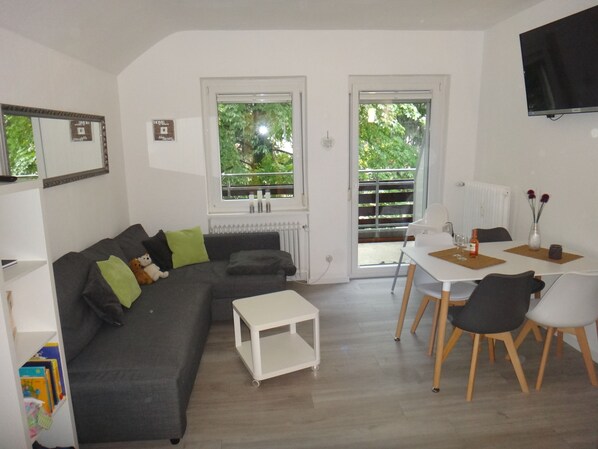 Appartement ("Hannah" (incl Cleaning Fee)) | Salle de séjour | Téléviseur à écran plat