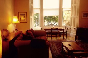 Apartamento (2 Bedrooms) | Sala de estar | TV, lareira, livros