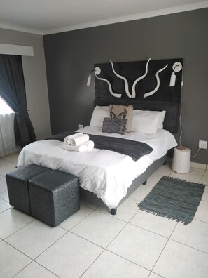 Decoración personalizada, tabla de planchar con plancha y wifi gratis 