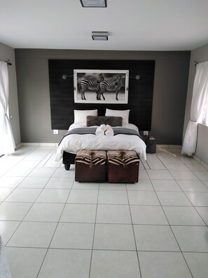 Deluxe Double Room, 1 King Bed, Non Smoking, Courtyard View | Iron/ironing board, free WiFi - Die Windpomp Guesthouse (Gobabis)
