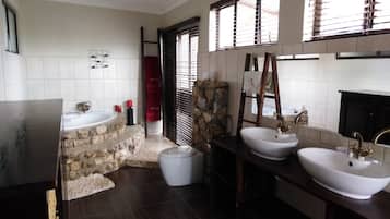 Family Double Room | Bathroom | Free toiletries, hair dryer