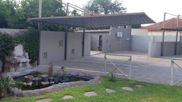 Tempat letak kenderaan sendiri percuma