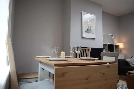 Refrigerador, microondas, horno, placa de cocina. Charming 2 Bedroom Cottage in Central Location