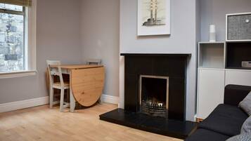 Cottage (2 Bedrooms) | Living room