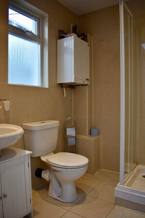 Mökki (2 Bedrooms) | Kylpyhuone | Suihku, ilmaiset hygieniatuotteet, hiustenkuivaaja, pyyhkeet