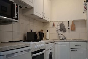 Mökki (2 Bedrooms) | Yksityinen keittiö | Jääkaappi, mikroaaltouuni, uuni, liesi