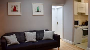 Cottage (2 Bedrooms) | Living room
