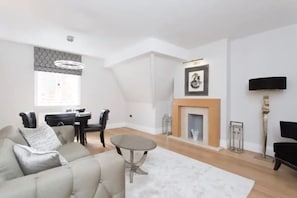 Lägenhet (2 Bedrooms) | Vardagsrum | Eldstad