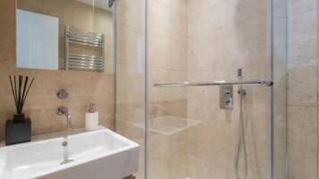 Apartment (2 Bedrooms) | Bathroom | Shower, free toiletries, hair dryer, towels