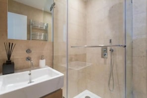 Apartment (2 Bedrooms) | Bathroom | Shower, free toiletries, hair dryer, towels