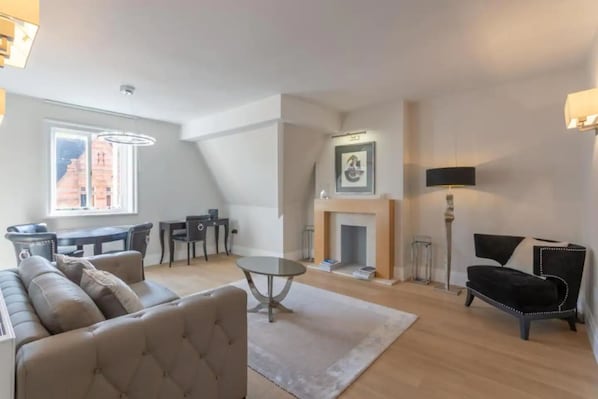 Apartamento (2 Bedrooms) | Zona de estar | Una chimenea