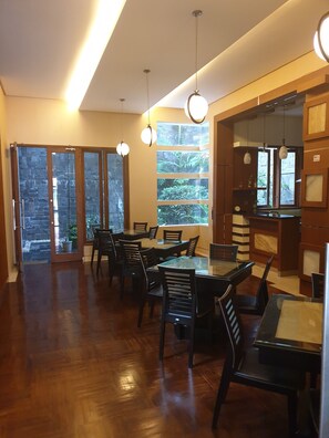 Se ofrece un desayuno bufé (50000 IDR por persona)