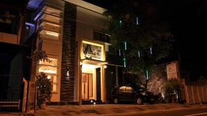 A modern building with a sign that reads "Hotel De Luxe". - Omahqu Guest House (Yogyakarta)