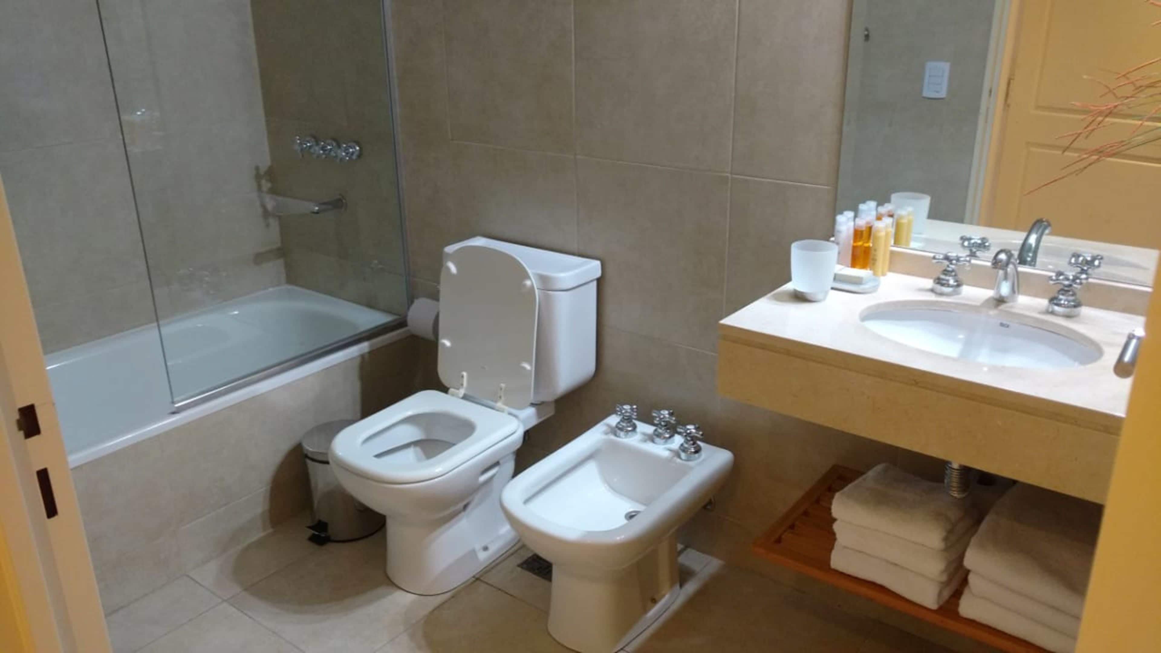 combined shower/bathtub, deep-soaking bathtub, rainfall showerhead