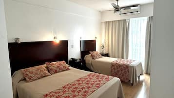 Quarto triplo executivo, vista para a cidade | Roupas de cama premium, edredons de pluma, camas com colchões pillow-top