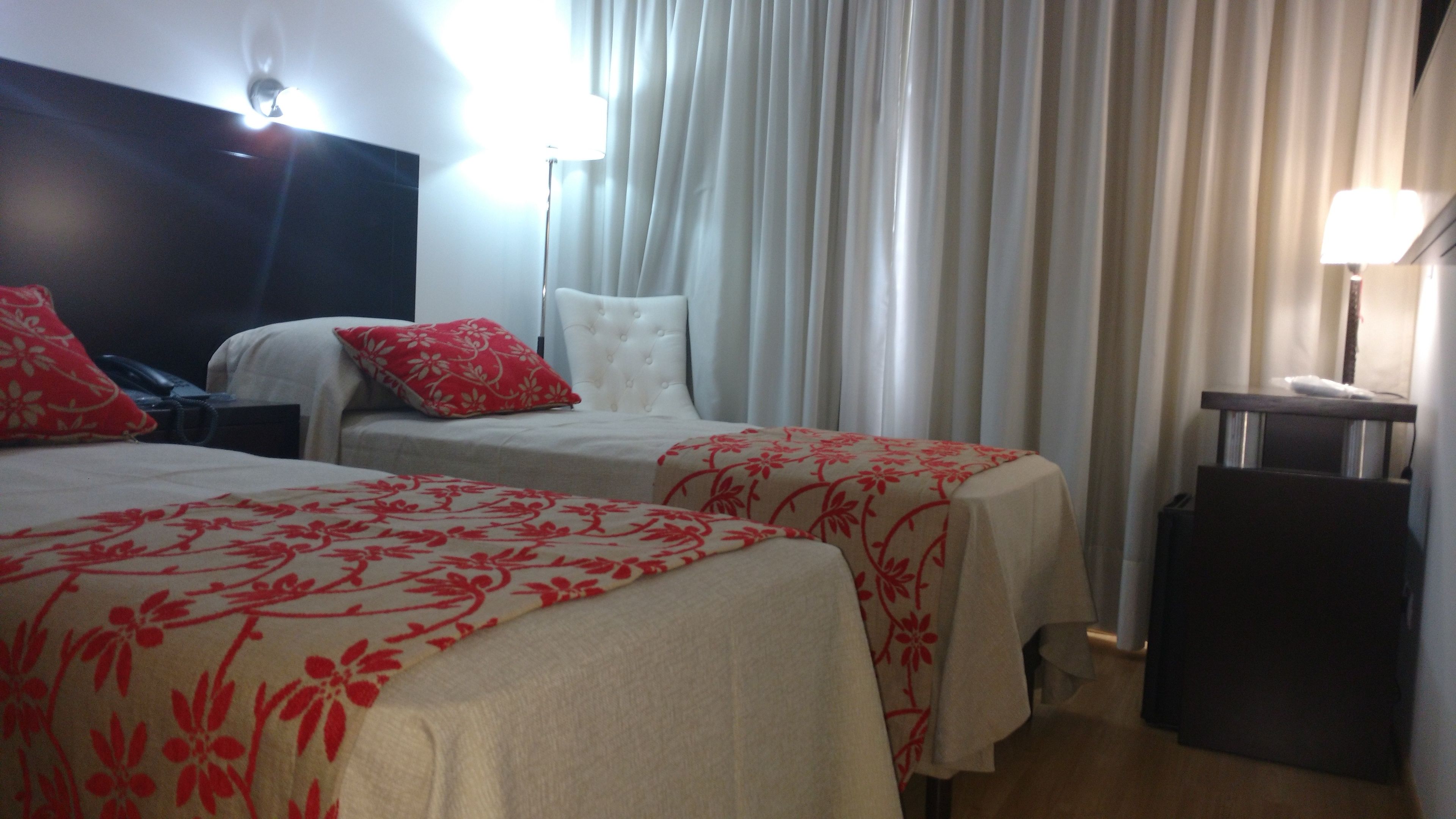 Habitación individual ejecutiva, vista a la ciudad | Ropa de cama de alta calidad, edredón, camas con pillow-top y minibar 