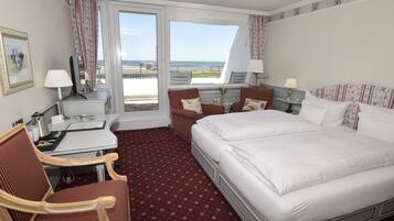 Deluxe-Doppelzimmer, Balkon, Meerblick | Minibar, Zustellbetten, kostenloses WLAN, Bettwäsche
