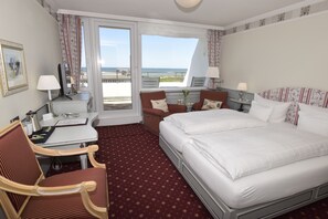 Deluxe dubbelrum - balkong - havsutsikt | Minibar, extrasängar, gratis wi-fi och sängkläder