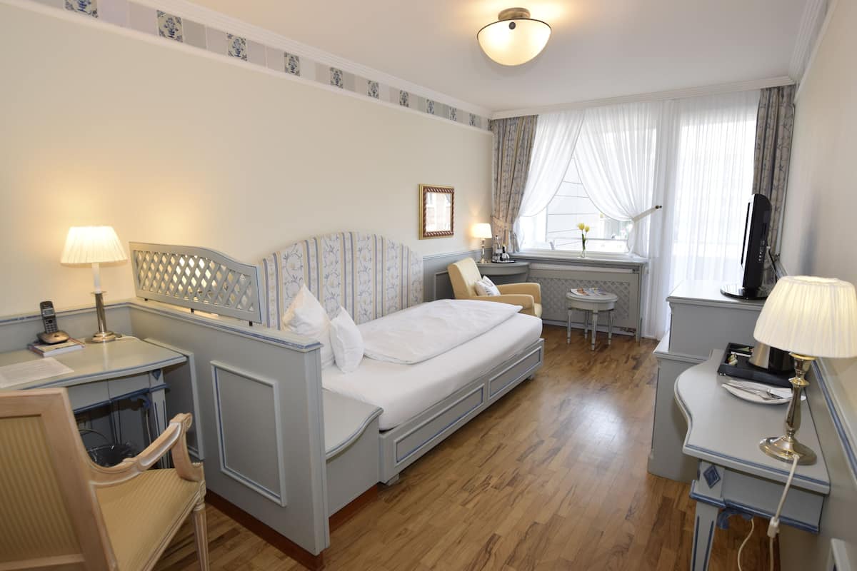 Deluxe Single Room, Balcony | Minibar, rollaway beds, free WiFi, bed sheets