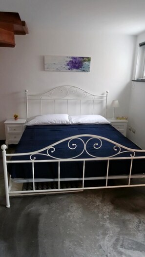 Memory foam-senger, minibar, blendingsgardiner og lydisolert