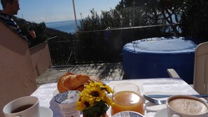 Café da manhã completo grátis todos os dias