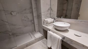 Quarto quádruplo econômico | Banheiro | Chuveiro, chuveiro com efeito de chuva, secador de cabelo, bidê
