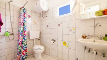 Cottage | Kamar mandi | Shower, pengering rambut, dan handuk