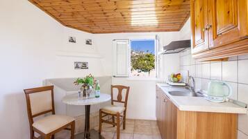Cottage | Private kitchen | Fridge, stovetop, coffee/tea maker, electric kettle