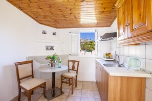 Casa de campo | Cocina privada | Refrigerador, parrilla de estufa, cafetera y tetera y tetera eléctrica 