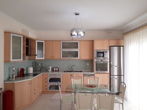 Villa, 3 chambres | Cuisine privée | Réfrigérateur grande capacité avec congélateur, four à micro-ondes