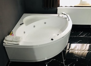 Suite monolocale, idromassaggio | Dotazioni del bagno | Doccia, set di cortesia gratuito, asciugacapelli, pantofole