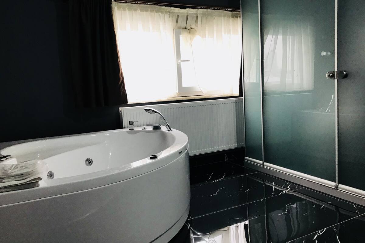 Suite Studio, bain à remous | Équipements de la chambre