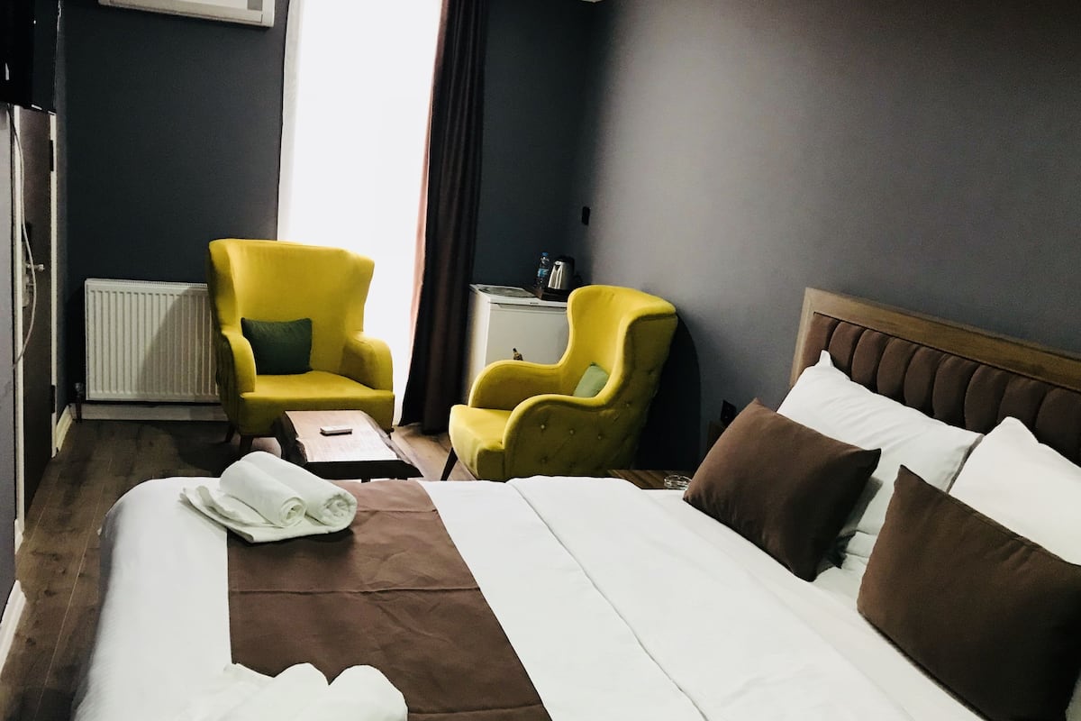 Studio Suite | Premium bedding, minibar, iron/ironing board, free WiFi