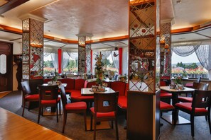 供应午餐和晚餐，德国菜