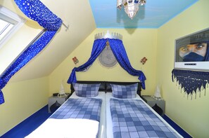 Phòng đôi | Trang trí khác biệt, trang bị nội thất với thiết kế riêng biệt, bàn 