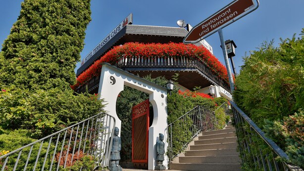 A staircase leading to a building with a sign reading "Hotel Terrassen Restaurant and Terrassen." - Themenhotel Terrassen Café (Bad Muender am Deister)