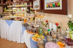 Petit déjeuner buffet servi les week-ends (12.00 EUR par personne)