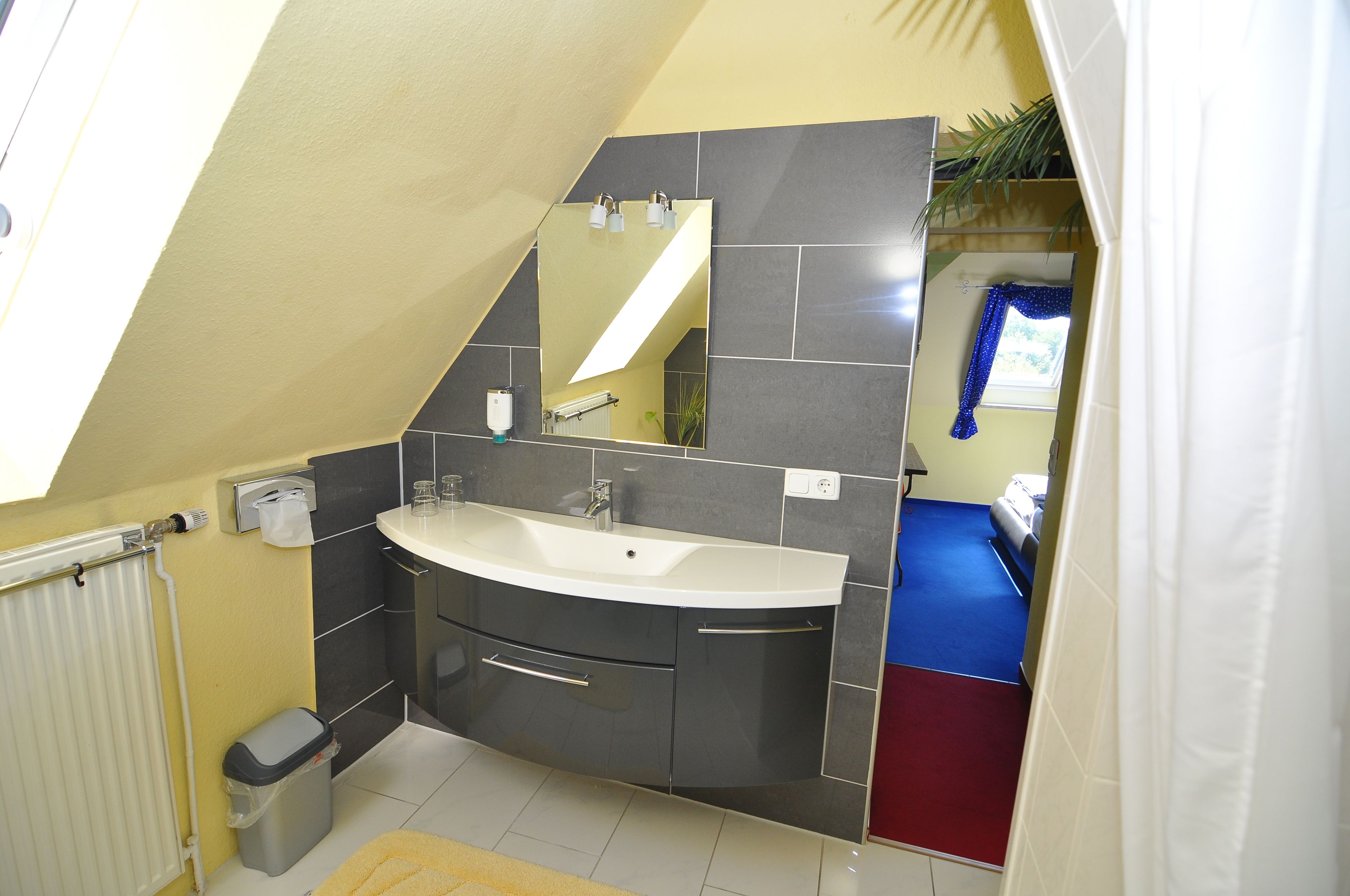 double room | bathroom | shower, free toiletries, hair dryer