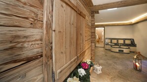 A wooden interior with a bench and a lantern. - Hotel Jägerhaus (Sankt Peter)