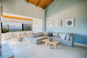 Villa | Sala de estar | Una televisión de pantalla plana, una chimenea