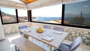 Outdoor dining - Teatro Villa (Aigialeia)