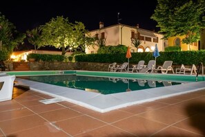 Voorkant accommodatie - avond/nacht